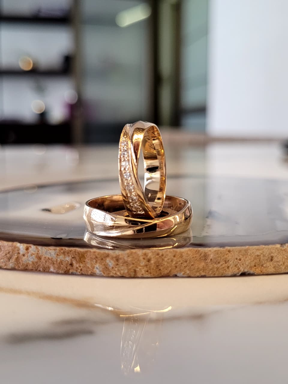 Argollas de matrimonio en oro amarillo y platino con grabados detallados